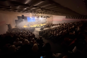 ‘Amposta amb Cor’ recapta 6.340 euros amb un emotiu tribut a Serrat i Sabina a benefici de l’Associació Trencaclosques Terres de l’Ebre